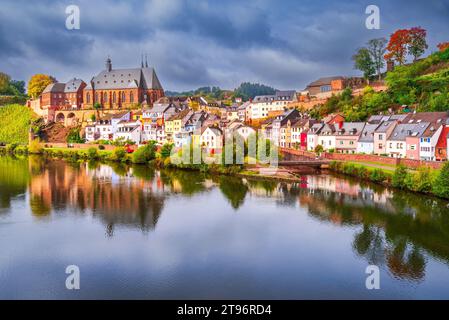 Saarburg, Deutschland. Sanftes, wunderschönes Herbstlicht über der Saar. Berühmter Ort in Europa. Stockfoto