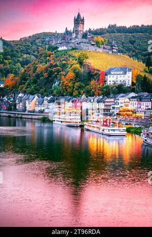 Cochem, Deutschland. Farbiger Sonnenuntergang mit romantischem Moseltal, Rheinland-Pfalz in roten Herbstfarben. Stockfoto