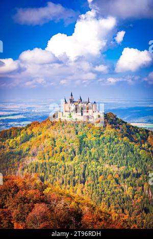 Schloss Hohenzollern, Deutschland. Herbstliche bezaubernde Landschaft der Burg Hohenzollern, Schwäbische Alpen in Baden-Württemberg. Stockfoto