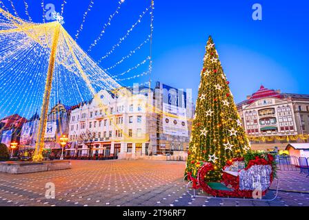 Timisoara, Rumänien - 4. Dezember 2021. Blick in die Dämmerung auf einen Weihnachtsmarkt auf dem Victory Square, Timisoara. Stockfoto