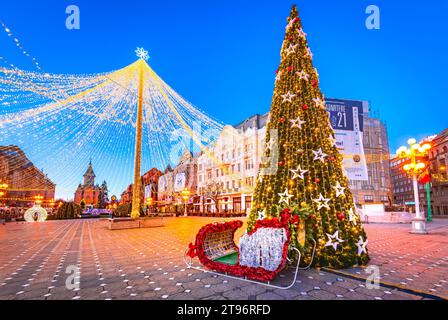 Timisoara, Rumänien - 4. Dezember 2021. Blick in die Dämmerung auf einen Weihnachtsmarkt auf dem Victory Square, Timisoara. Stockfoto