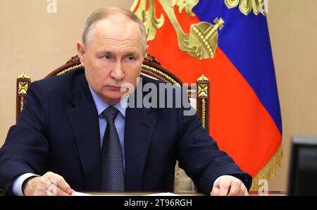 Moskau, Russland. November 2023. Der russische Präsident Wladimir Putin führt am 22. November 2023 in Moskau den Vorsitz bei einem Treffen mit Regierungsmitgliedern. Quelle: Mikhail Klimentyev/Kreml Pool/Alamy Live News Stockfoto