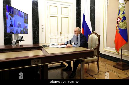 Moskau, Russland. November 2023. Der russische Präsident Wladimir Putin führt am 22. November 2023 in Moskau den Vorsitz bei einem Treffen mit Regierungsmitgliedern. Quelle: Mikhail Klimentyev/Kreml Pool/Alamy Live News Stockfoto
