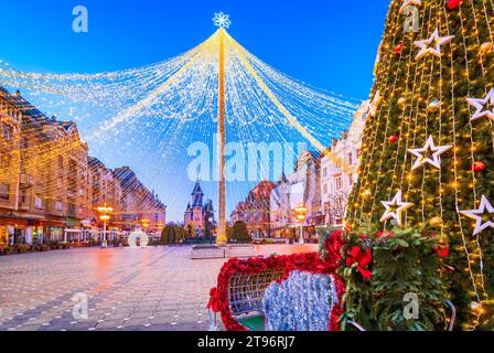 Timisoara, Rumänien - 4. Dezember 2021. Blick in die Dämmerung auf Weihnachtsmarkt und Weihnachtsbaum, Siegesplatz, Timisoara. Stockfoto