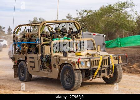 Israelisches Militärfahrzeug, Hummer auf dem Weg in den Krieg in Gaza Stockfoto