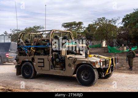 Israelisches Militärfahrzeug, Hummer auf dem Weg in den Krieg in Gaza Stockfoto