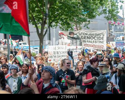 Melbourne, Australien. November 2023. Demonstrationsmarsch auf der Swanston Street. Hunderte von Schülern der Grund- und Sekundarstufe nehmen an einem „Schulstreik“ Teil, der aus dem Unterricht geht und sich im Stadtzentrum trifft, um ihre Solidarität mit der palästinensischen Sache auszudrücken und ein Ende des israelisch-Hamas-Krieges zu fordern. Credit: SOPA Images Limited/Alamy Live News Stockfoto