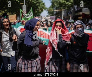 Melbourne, Australien. November 2023. Die Demonstranten der Studenten tragen während des Protestes ein großes Wassermelonenbanner. Hunderte von Schülern der Grund- und Sekundarstufe nehmen an einem „Schulstreik“ Teil, der aus dem Unterricht geht und sich im Stadtzentrum trifft, um ihre Solidarität mit der palästinensischen Sache auszudrücken und ein Ende des israelisch-Hamas-Krieges zu fordern. Credit: SOPA Images Limited/Alamy Live News Stockfoto