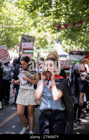 Melbourne, Australien. November 2023. Ein Studentendemonstrator singt während des Protestes Slogans. Hunderte von Schülern der Grund- und Sekundarstufe nehmen an einem „Schulstreik“ Teil, der aus dem Unterricht geht und sich im Stadtzentrum trifft, um ihre Solidarität mit der palästinensischen Sache auszudrücken und ein Ende des israelisch-Hamas-Krieges zu fordern. Credit: SOPA Images Limited/Alamy Live News Stockfoto