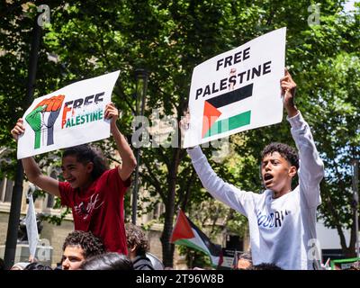 Melbourne, Australien. November 2023. Demonstranten von Studenten halten Plakate, die ihre Meinung während des Protestes zum Ausdruck bringen. Hunderte von Schülern der Grund- und Sekundarstufe nehmen an einem „Schulstreik“ Teil, der aus dem Unterricht geht und sich im Stadtzentrum trifft, um ihre Solidarität mit der palästinensischen Sache auszudrücken und ein Ende des israelisch-Hamas-Krieges zu fordern. Credit: SOPA Images Limited/Alamy Live News Stockfoto