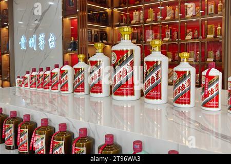 SHANGHAI, CHINA - 23. NOVEMBER 2023 - Moutai Liköre im Kweichow Moutai Experience Museum in Shanghai, China, 23. November 2023. Stockfoto