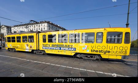 TURIN, ITALIEN, 11. APRIL 2023 - Eine gelbe Straßenbahn durch die Straßen von Turin (Turin), Italien Stockfoto