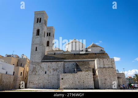 MOLFETTA, ITALIEN, 10. JULI 2022 - Blick auf die Kathedrale von San Conrad, Provinz Bari, Apulien, Italien Stockfoto