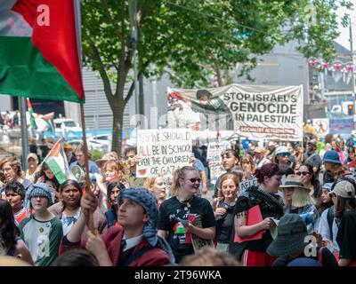 Melbourne, Australien. November 2023. Demonstrationsmarsch auf der Swanston Street. Hunderte von Schülern der Grund- und Sekundarstufe nehmen an einem „Schulstreik“ Teil, bei dem sie aus dem Unterricht gehen und sich im Stadtzentrum treffen, um ihre Solidarität mit der palästinensischen Sache auszudrücken und ein Ende des Israel-Hamas-Krieges zu fordern (Foto: Alex Zucco/SOPA Images/SIPA USA) Credit: SIPA USA/Alamy Live News Stockfoto