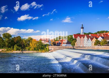 Landsberg am Lech, Deutschland. Traditionelle farbenfrohe Häuser in der historischen gotischen Altstadt von Bayern, bei Sonnenuntergang. Stockfoto