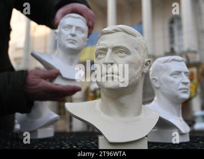 Lemberg, Ukraine - 10. Februar 2023. Eine Gipsbüste, die den ukrainischen Präsidenten Wolodymyr Zelenski darstellt, wird als Souvenir auf einem Markt in der Stadt verkauft Stockfoto