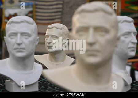 Lemberg, Ukraine - 10. Februar 2023. Eine Gipsbüste, die den ukrainischen Präsidenten Wolodymyr Zelenski darstellt, wird als Souvenir auf einem Markt in der Stadt verkauft Stockfoto