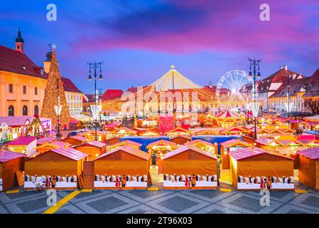 Sibiu, Rumänien. Nachtbild mit Weihnachtsmarkt auf dem großen Platz, mittelalterliche Innenstadt von Siebenbürgen, berühmte Europäische Weihnachtsmesse. Stockfoto