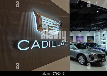 SHANGHAI, CHINA - 23. NOVEMBER 2023 - Cadillac City Center Store in Shanghai, China, 23. November 2023. Stockfoto