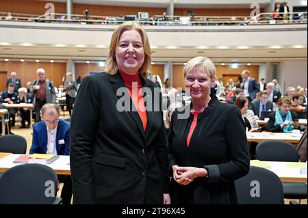 Vlnr. Die Praesidentin des Deutschen Bundestages, Baerbel Bärbel Bas, und Kirsten Fehrs, Bischoefin im Sprengel Hamburg und Lübeck sowie Stellvertretende Ratsvorsitzende der EKD, bei der Jahrestagung der Synode der Evangelischen Kirche in Deutschland EKD in Ulm Foto vom 12.11.2023. Siehe epd-Meldung vom 12.11.2023 *** Lokale Beschriftung *** 00498131 NUR REDAKTIONELLE VERWENDUNG *** von links Copyright: epd-bild/HeikexLyding h epd 00498131 Stockfoto