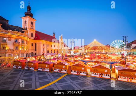 Sibiu, Rumänien. Nachtbild mit Weihnachtsmarkt auf dem großen Platz, mittelalterliche Innenstadt von Siebenbürgen, berühmte Europäische Weihnachtsmesse. Stockfoto