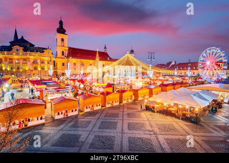 Sibiu, Rumänien. Nachtbild mit Weihnachtsmarkt auf dem großen Platz, mittelalterliche Innenstadt von Siebenbürgen, berühmte Europäische Weihnachtsmesse. Stockfoto