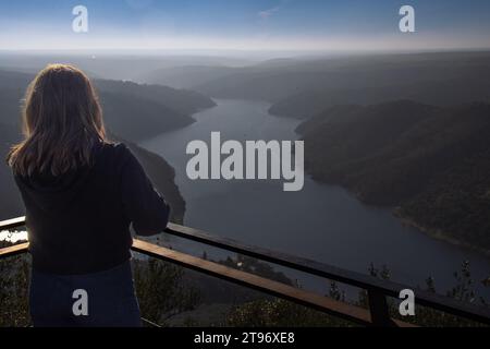 Una Niña en lo alto del Castillo de Monfragüe contempla el paisaje del Parque Nacional con sus Montañas y el Río Tajo, Cáceres, España Stockfoto