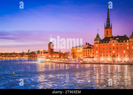 Stockholm, Schweden. Sonnenuntergang über der Gamla Stan, dem Malarsee und der Riddarholmen-Kirche, der berühmten schwedischen Hauptstadt in der Innenstadt. Stockfoto