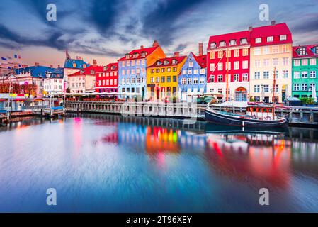 Der Charme von Kopenhagen, Dänemark in Nyhavn. Legendärer Kanal, farbenfrohes Nachtbild und atemberaubende Wasserreflexionen. Stockfoto