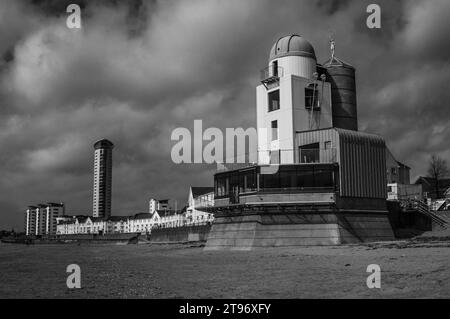 Swansea Bay, Küste, Gebäude, Strand, Himmel, Wolken. Stockfoto