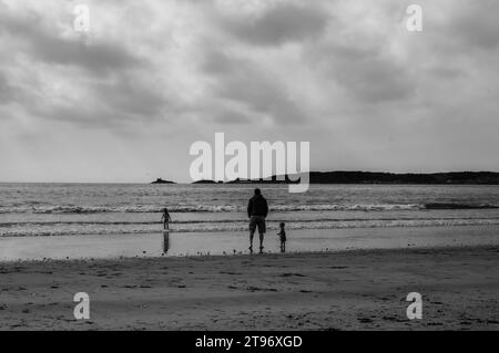 Swansea Bay, Küste, Gebäude, Strand, Himmel, Wolken. Stockfoto