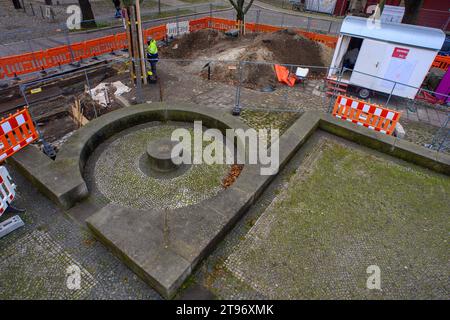 23. November 2023, Sachsen-Anhalt, Magdeburg: Archäologen des Landesamtes für Denkmalpflege und Archäologie Sachsen-Anhalt untersuchen Mauerreste auf einer Grabungsstelle hinter einer Adaption eines prächtigen Gebäudes aus dem 12. Jahrhundert. Der Domplatz in Magdeburg war in den letzten Jahrzehnten Gegenstand mehrerer archäologischer Untersuchungen. Jetzt haben Forscher zum ersten Mal Betonreste von Mauern entdeckt, die etwa 1000 Jahre auf die Zeit der ottonischen Herrscher zurückgehen. Die Überreste stammen von der Außenwand eines halbrunden Raumes, einer sogenannten Apsis, AS Stockfoto