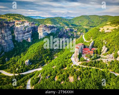 Meteora, Griechenland. Kloster Roussanou und berühmte Sandsteinformationen und griechisches Weltkulturerbe. Stockfoto