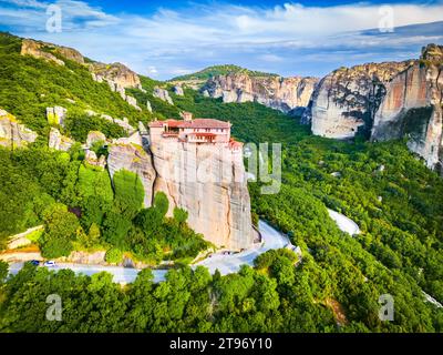 Meteora, Griechenland. Kloster Roussanou und berühmte Sandsteinformationen und griechisches Weltkulturerbe. Stockfoto