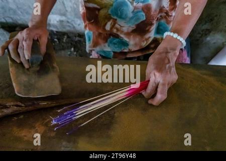 HUE, VIETNAM - 09. September 2023: Touristen erleben Blumen aus farbigem Papier im traditionellen Dorf Thanh Tien, Hue, Vietnam Stockfoto
