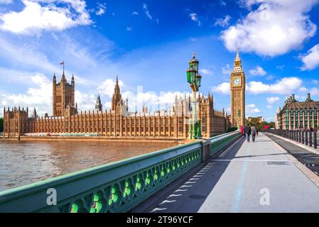 London, Vereinigtes Königreich. Westminster Bridge, Big Ben und House of Commons Gebäude im Hintergrund, reisen englische Wahrzeichen an sonnigen Tagen. Stockfoto