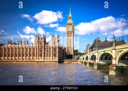 London, Vereinigtes Königreich. Großer Ben und Parlamentsgebäude, wunderschöner blauer Himmel mit weißen Wolken. Stockfoto