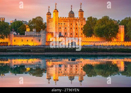 London, England. Der Tower of London an der Themse, die Hauptstadt Großbritanniens, eine Szene im Dämmerungslicht. Stockfoto