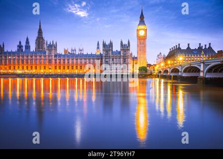 London, Vereinigtes Königreich. Westminster Bridge, Big Ben und House of Commons Gebäude im Hintergrund, reisen englische Wahrzeichen zur blauen Stunde. Stockfoto