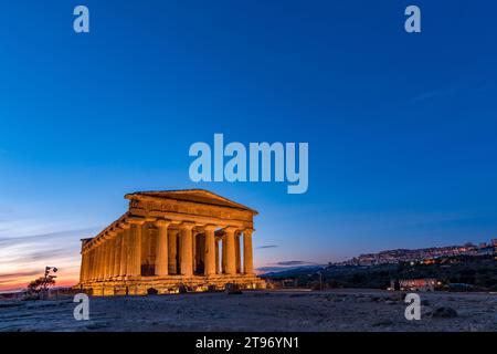 Concord Tempel in der Abenddämmerung. Tal der Tempel, Sizilien Stockfoto