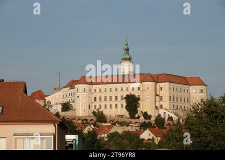 Schloss Mikulov, Blick von Westen aus von der Brücke über 28. Rijna Street. Das Schloss Mikulov befindet sich in der südmährischen Region im Bezirk Stockfoto