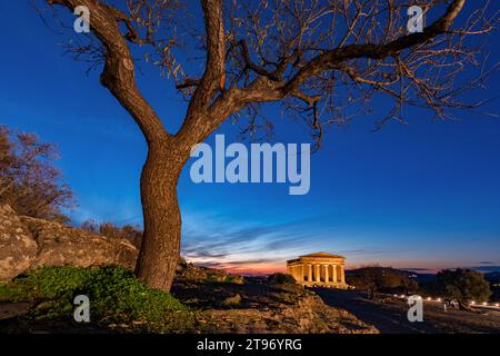 Concord Tempel in der Abenddämmerung. Tal der Tempel, Sizilien Stockfoto