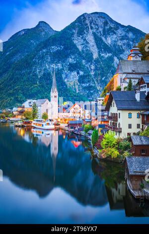 Hallstatt, Österreich. Malerischer Postkartenblick auf das weltberühmte Alpendorf in Oberösterreich, die Dachsteinalpen. Stockfoto