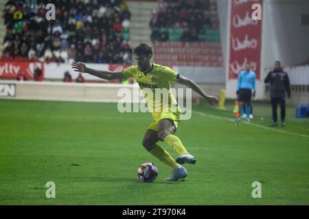 Zamora, Spanien. November 2023. Der Spieler von Villarreal CF, Alfonso Pedraza (24), mit dem Ball während der zweiten Runde des SM El Rey Cup 2023-24 zwischen Zamora CF und Villarreal CF am 22. November 2023 im Ruta de la Plata Stadion in Zamora, Spanien. (Foto: Alberto Brevers/Pacific Press) Credit: Pacific Press Media Production Corp./Alamy Live News Stockfoto