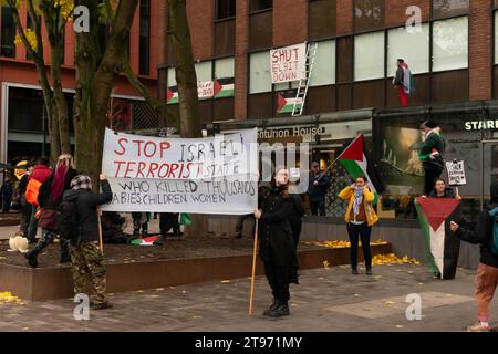 Pro-Palästina-Protest gegen den Landbesitzer von Elbit Systems Fisher German, Centurion House, Banner Text stoppt den israelischen Terrorstaat. Manchester UK Stockfoto