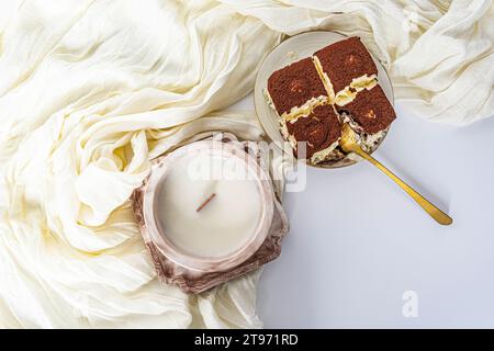 Aromatische Kerze, ein Stück Tiramisu, ein romantisches Frühstück Stockfoto