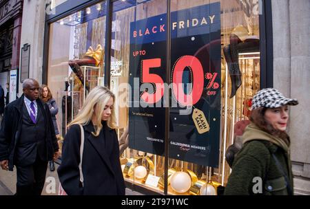 London, Großbritannien. November 2023. Rabattschilder in der Oxford Street werben für große Rabatte für Black Friday. Der schwarze Freitag fällt auf den ersten Freitag nach Thanksgiving, der in diesem Jahr auf den 24. November fällt. Einige Einzelhändler bieten Käufern Rabatte von bis zu 70 % an. Das Black Frtiday Event wird oft über das Wochenende bis zum Cyber Monday fortgesetzt. Quelle: Karl Black/Alamy Live News Stockfoto