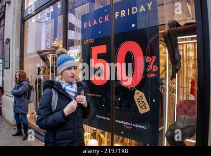 London, Großbritannien. November 2023. Rabattschilder in der Oxford Street werben für große Rabatte für Black Friday. Der schwarze Freitag fällt auf den ersten Freitag nach Thanksgiving, der in diesem Jahr auf den 24. November fällt. Einige Einzelhändler bieten Käufern Rabatte von bis zu 70 % an. Das Black Frtiday Event wird oft über das Wochenende bis zum Cyber Monday fortgesetzt. Quelle: Karl Black/Alamy Live News Stockfoto