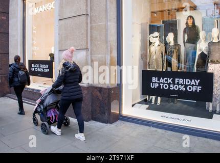 London, Großbritannien. November 2023. Rabattschilder in der Oxford Street werben für große Rabatte für Black Friday. Der schwarze Freitag fällt auf den ersten Freitag nach Thanksgiving, der in diesem Jahr auf den 24. November fällt. Einige Einzelhändler bieten Käufern Rabatte von bis zu 70 % an. Das Black Frtiday Event wird oft über das Wochenende bis zum Cyber Monday fortgesetzt. Quelle: Karl Black/Alamy Live News Stockfoto