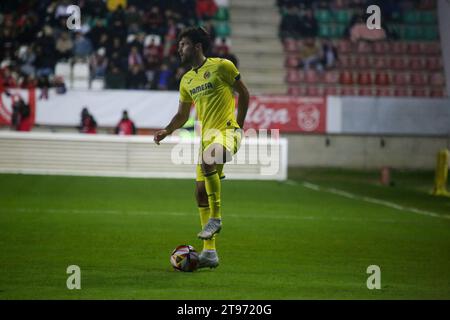 22. November 2023, Zamora, Castilla y Leon, Spanien: Zamora, Spanien, 22. November 2023: der Spieler von Villarreal CF, Alfonso Pedraza (24), mit dem Ball während der zweiten Runde des SM El Rey Cup 2023-24 zwischen Zamora CF und Villarreal CF am 22. November 2023 im Ruta de la Plata Stadion in Zamora, Spanien. (Kreditbild: © Alberto Brevers/Pacific Press via ZUMA Press Wire) NUR REDAKTIONELLE VERWENDUNG! Nicht für kommerzielle ZWECKE! Stockfoto